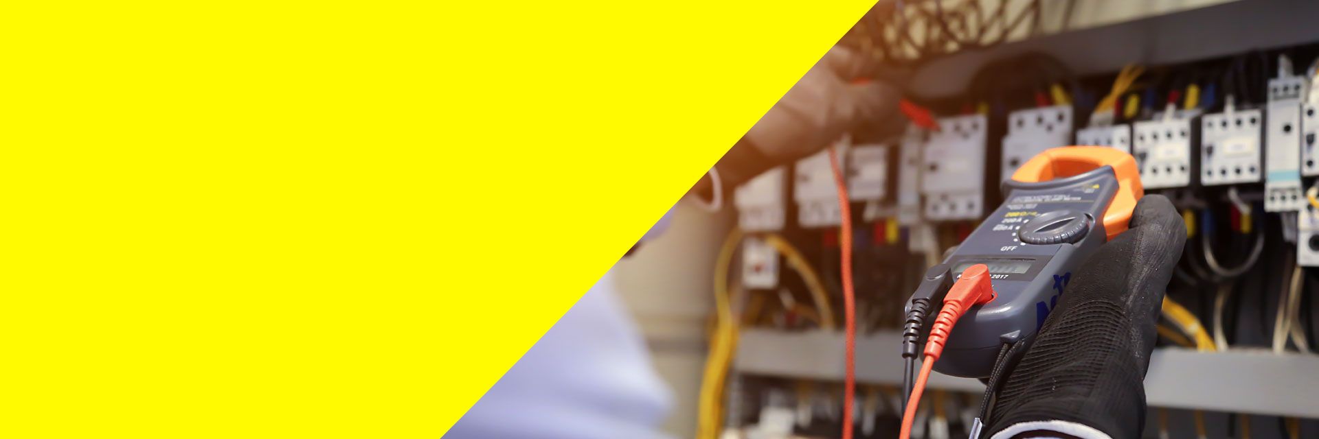 Frau bedient ihre Smarthome-Steuerung, um damit das Licht in ihrer Wohnung zu dimmen.