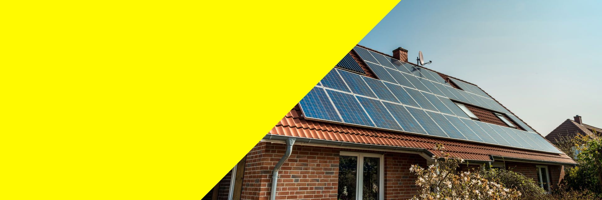 Frau bedient ihre Smarthome-Steuerung, um damit das Licht in ihrer Wohnung zu dimmen.